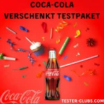 Coca-Cola Flasche mit Party-Deko auf rotem Hintergrund symbolisiert eine feierliche Testpaket-Aktion