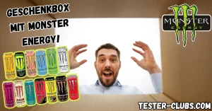 Mann freut sich über eine Geschenkbox voller bester Monster Energy Drinks.